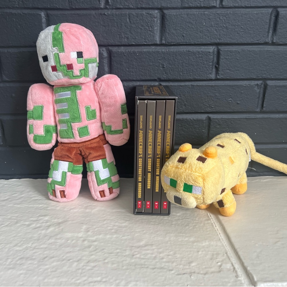 Minecraft - Book Set and Two Plushies